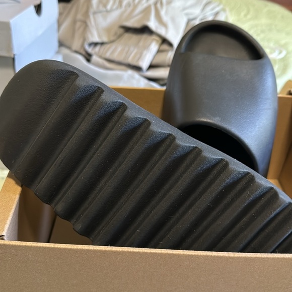 NWT YEEZY SLIDES UNISEX SIZE 7 - Picture 3 of 5